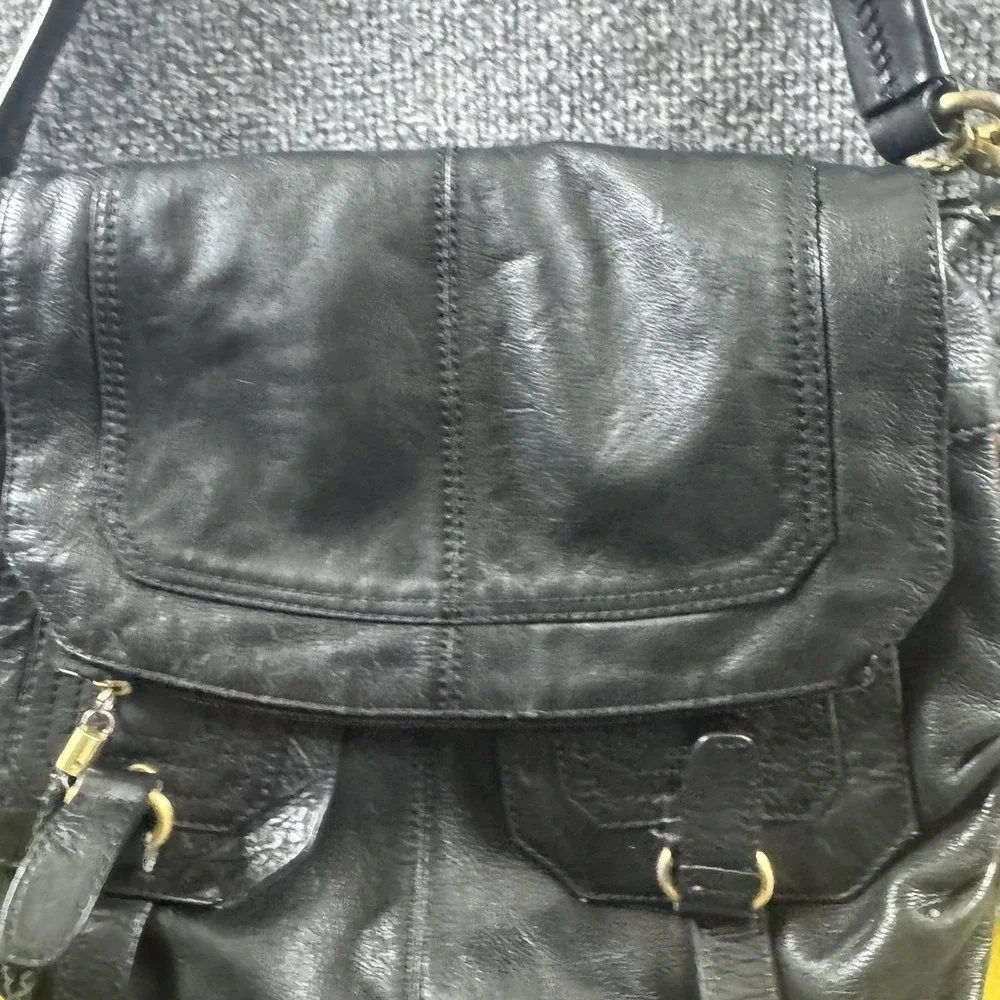 The Sak Shoulder Bag Womens Medium Black Leather Flap Pocket Gold Hardware Purse